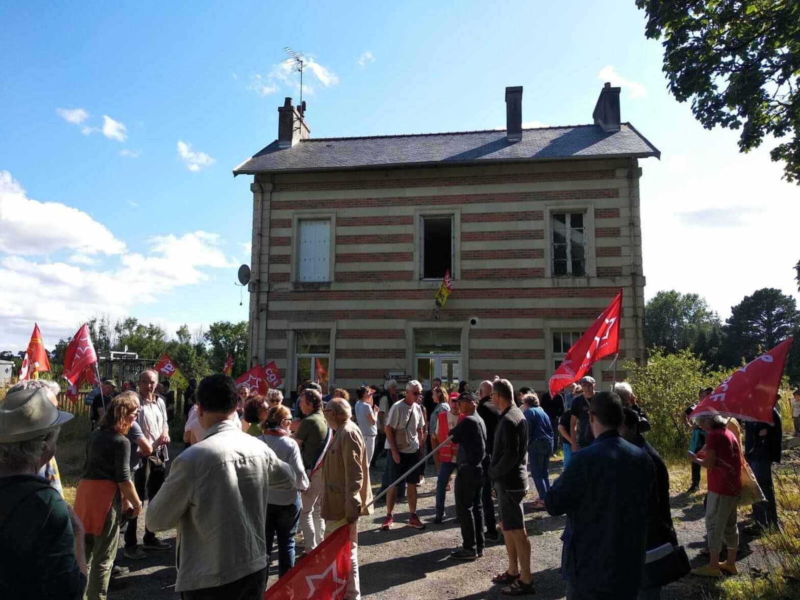 le parti communiste du finistere invite a un rassemblement sur le site de la gare a hanvec