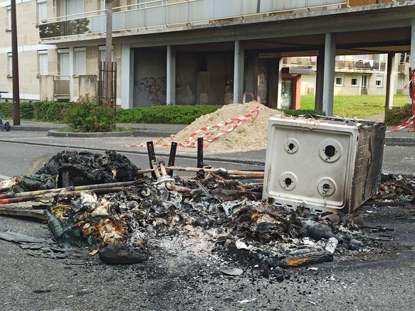 mort de nahel des voitures poubelles et containers brules a bourges