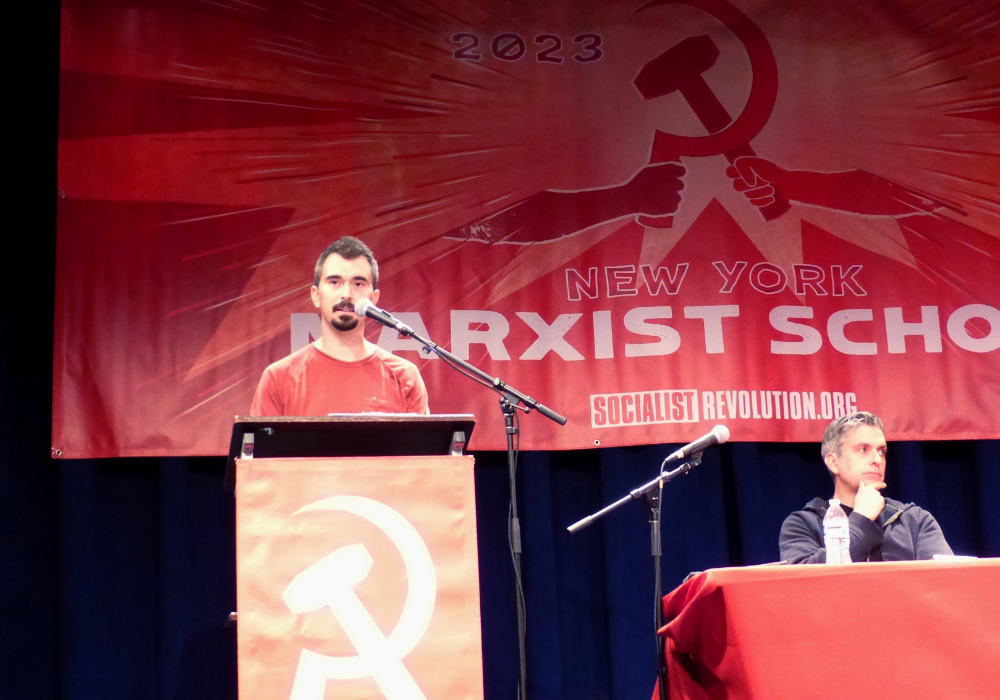 Le rédacteur en chef de Socialist Revolution, Antonio Balmer, a donné le ton dès le début avec une présentation sur « Qu'est-ce que le communisme ?  Pourquoi nous avons besoin de la théorie marxiste.