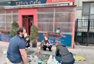 Des volontaires retirent le graffiti « Formez la ligne ici pour soutenir le génocide » sur le trottoir devant l'Effy's Café après une attaque haineuse contre les Juifs contre un restaurant israélien à New York, le 16 mars.